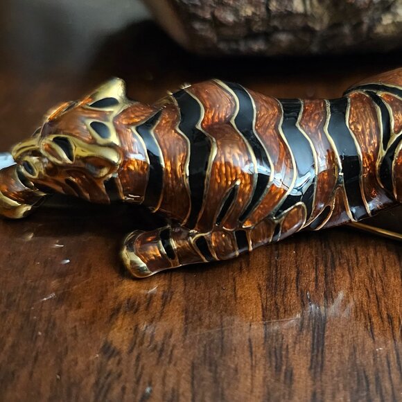Striking CINER Crouching Tiger With Open Mouth Brooch Pin - Picture 3 of 4
